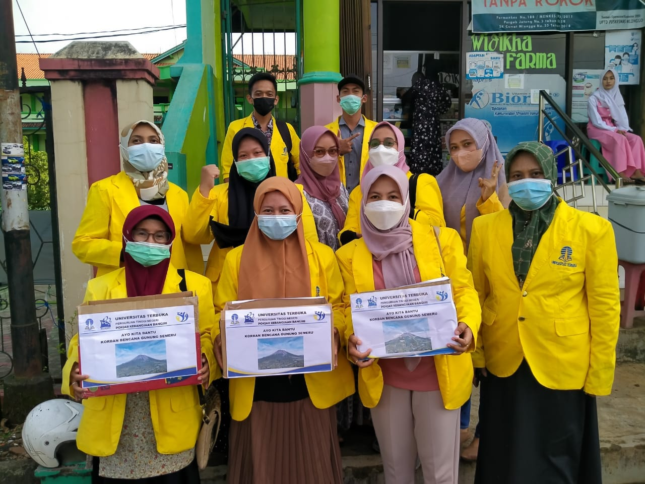 Kegiatan amal UT Mandalika - berbagi kepada sesama